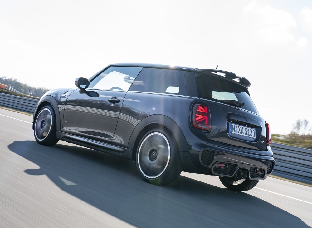 2021-MINI-John-Cooper-Works-GP-Pack---Rear-Three-Quarter-226698-1600x1200.jpg